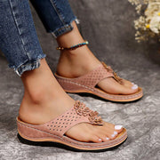 Damen Sommer Keilsandalen mit Ausschnitt-Detail and Blumenakzenten