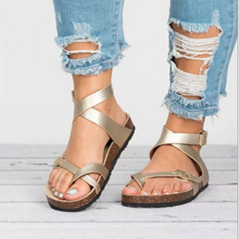 Leonora – Lässige, flache Sandalen mit böhmischen Kreuzriemen für Damen | Bequeme Riemchensandalen für den Sommer mit Schnalle