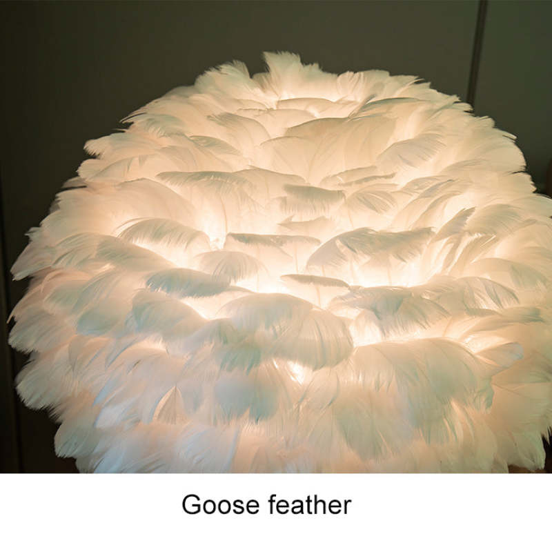 Designer Tischlampe mit Federschirm – Goldenes Stativ & Weiches Stimmungslicht