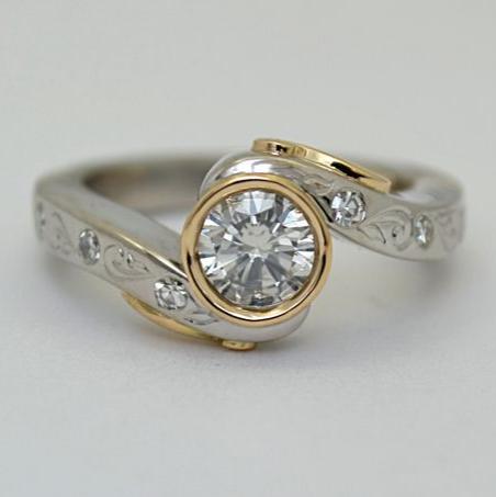 Spiralförmiger Ring aus Gold und glänzendem Silber