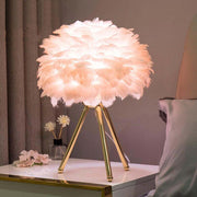 Designer Tischlampe mit Federschirm – Goldenes Stativ & Weiches Stimmungslicht