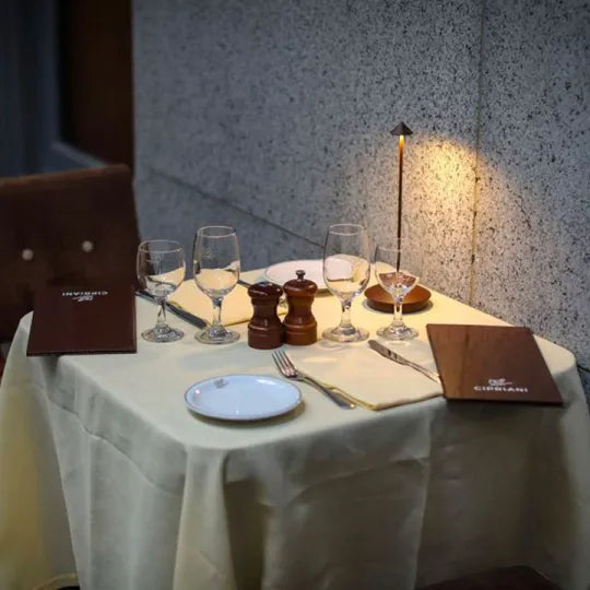 Elegante LED-Tischlampe für Restaurants – Warmweißes Licht, kabellos, dimmbar