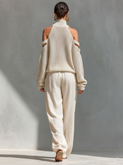Set aus einem gestrickten Damen-Rollkragenpullover mit Cold-Shoulder-Ausschnitt und einer Hose mit weitem Bein