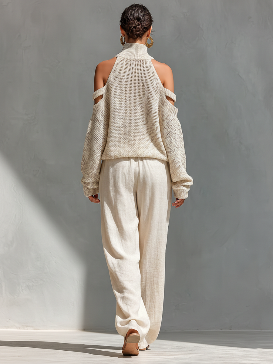 Set aus einem gestrickten Damen-Rollkragenpullover mit Cold-Shoulder-Ausschnitt und einer Hose mit weitem Bein