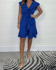 Elegantes Rüschenkleid mit V-Ausschnitt – femininer Look für jeden Anlass