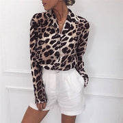 Daniela – stylische bluse mit leopardenmuster, langen armeln und umschlagkragen