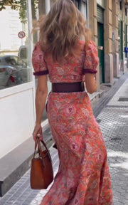 Elegantes pinkes Maxikleid mit kurzen Ärmeln
