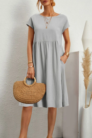 Meli - unifarbenes, lässiges kleid mit kurzen Ärmeln und rundhalsausschnitt