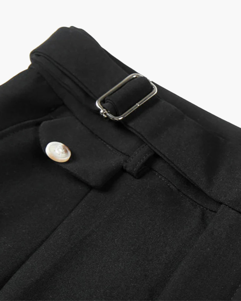 Parker | Maßgeschneiderte Plisseeshorts mit verstellbaren Seitenschnallen