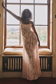 Elegantes Maxikleid mit 3D-Rosen & Rückenausschnitt