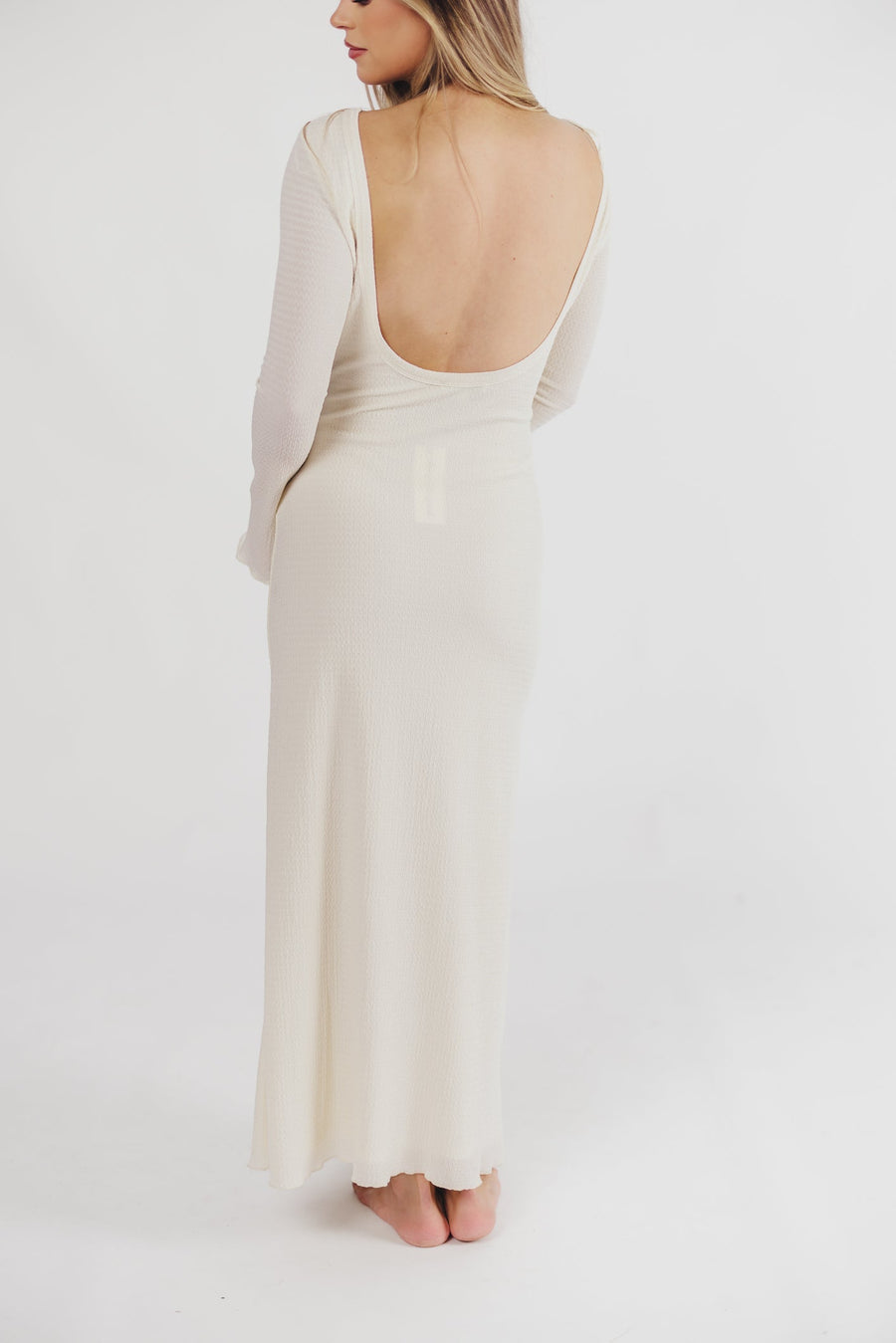 Savannah - langes rückenfreies kleid mit glockenärmeln - elfenbein