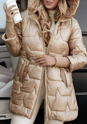 Lira Eleganter Wintermantel mit Kapuze und Wattierung | Beige