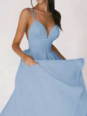 Elegantes rückenfreies midikleid