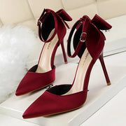 Schuhe mit Absatz aus Lackleder und Metallic-Details - Adriana