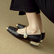 Elva Pumps mit Perlen-Detail | Schwarz
