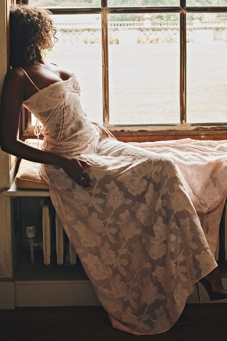 Elegantes Maxikleid mit 3D-Rosen & Rückenausschnitt