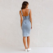 Eng anliegendes Damenkleid aus Denim mit Schlitz und Trägern - Aitana