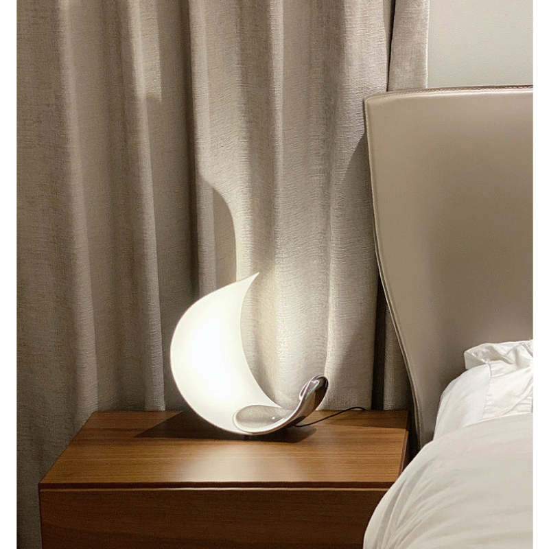 Designer Tischlampe „Halbmond“ – Modernes LED-Lichtobjekt im Mond-Design