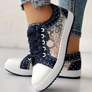 Sneaker mit Mesh-Einsätzen, Blumenstickerei und Zieranhänger