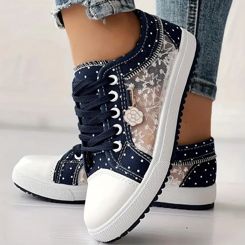 Sneaker mit Mesh-Einsätzen, Blumenstickerei und Zieranhänger