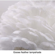 Designer Tischlampe mit Federschirm – Goldenes Stativ & Weiches Stimmungslicht