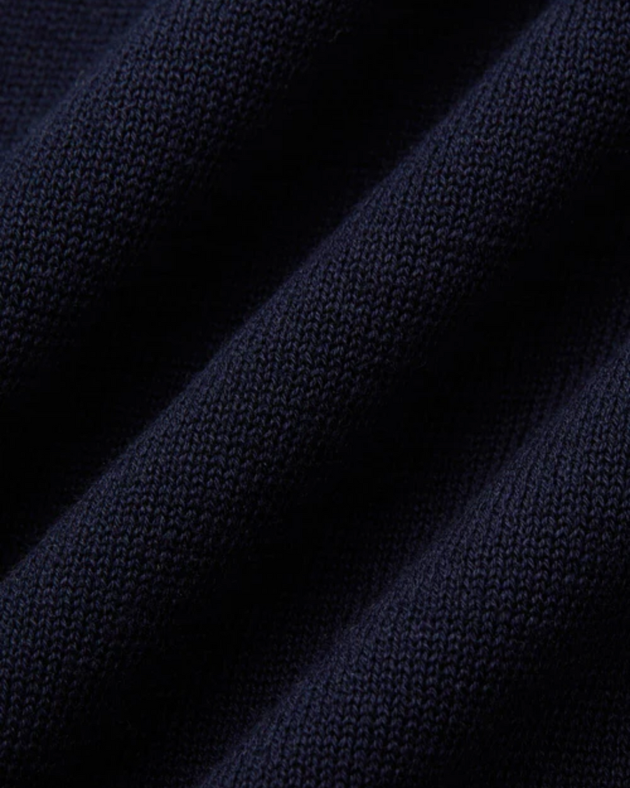 Herren-Strickpoloshirt im minimalistischen Design – Offener Kragen