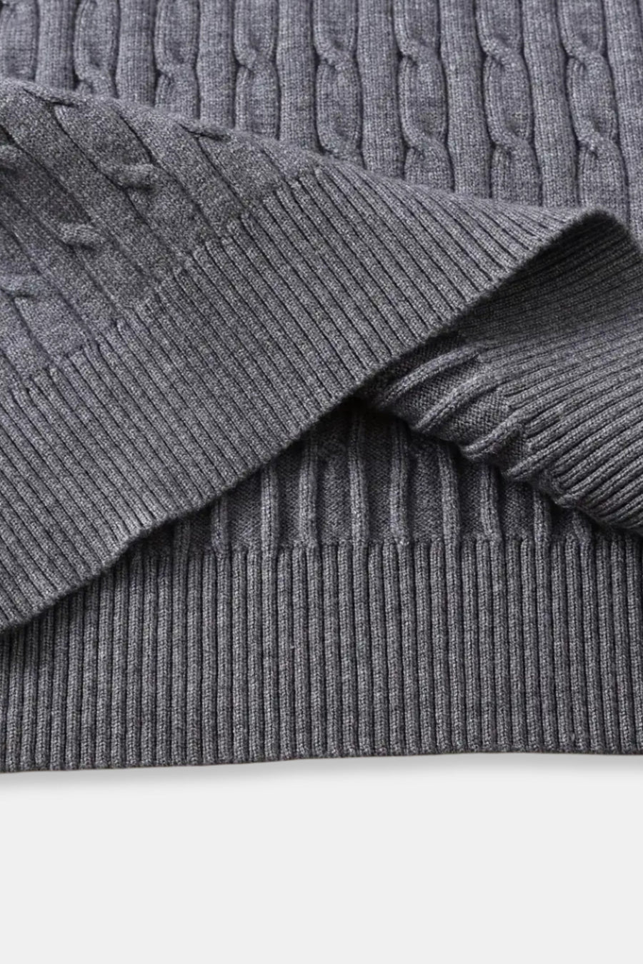 Eleganter Zopfstrickpullover mit Reißverschluss