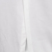 Selah - Weißes Langarmkleid mit Taillenausschnitt und Strassakzenten