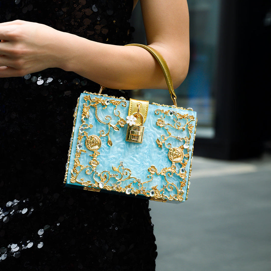 Luxus-Acryl Clutch in Himmelblau mit barockem Golddekor – Vintage-inspirierte Abendtasche