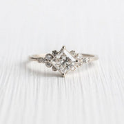 Luxuriöser Ring mit Zirkonia aus Gold und Silber