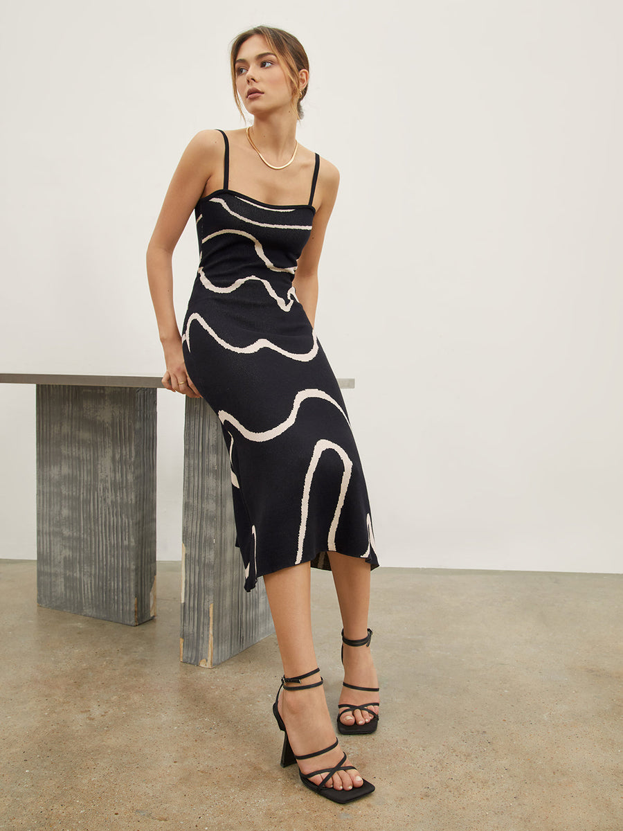 Maisie | Figurschmeichelndes Midikleid mit abstraktem Muster und zarten Spaghettiträgern