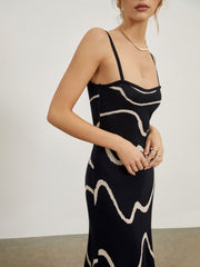 Maisie | Figurschmeichelndes Midikleid mit abstraktem Muster und zarten Spaghettiträgern