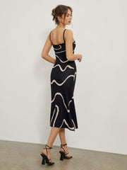 Maisie | Figurschmeichelndes Midikleid mit abstraktem Muster und zarten Spaghettiträgern