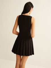 Elegantes Ärmelloses Mini-Kleid mit Falten und Metallknöpfen