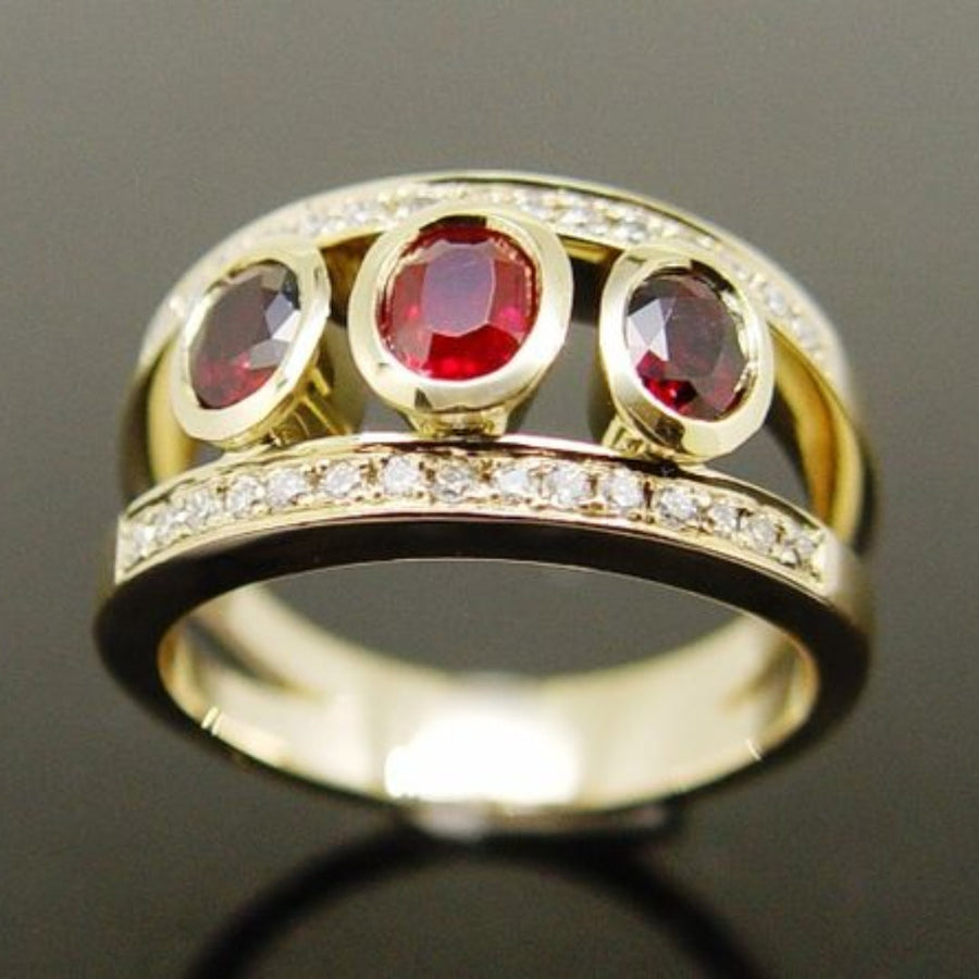 Vintage Goldring mit rotem Zirkonia