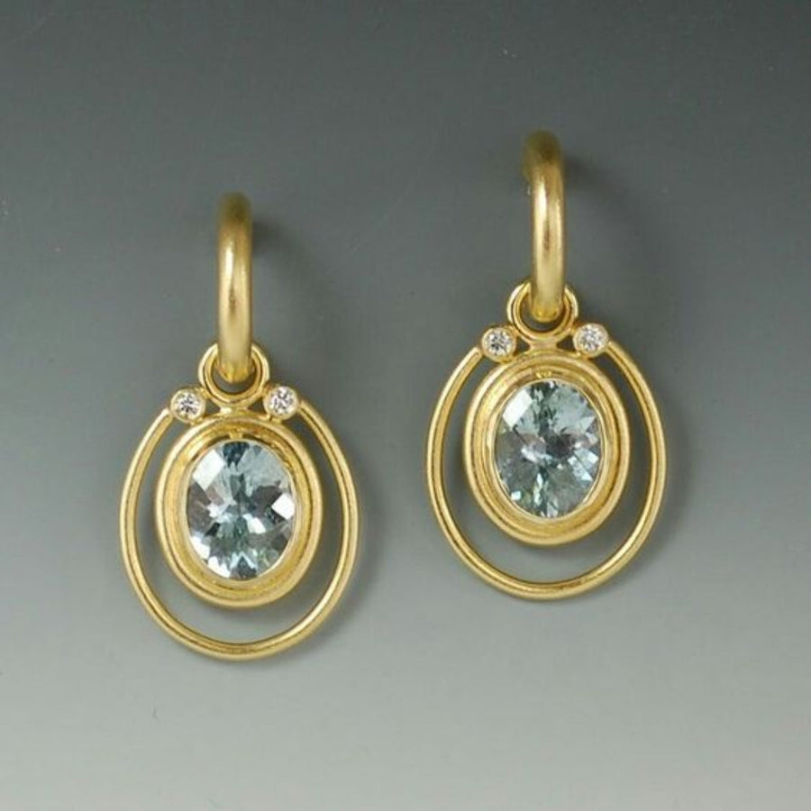 Goldene Vintage-Ohrringe mit blauem Kristall als Intarsie