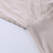 KLAUDIA - SATINIERTES KLEID MIT SCHLITZ