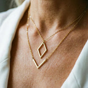 Yarabella – Elegante Halskette mit geometrischem V-förmigem Anhänger