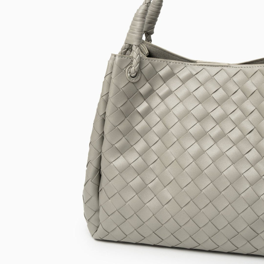 Valeria | Geflochtene schwarze Damenhandtasche aus veganem Leder mit Schulterriemen & goldenen Details