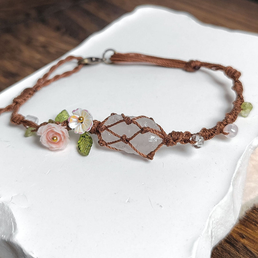 Yohana – Elegantes Armband mit Blumenmagie