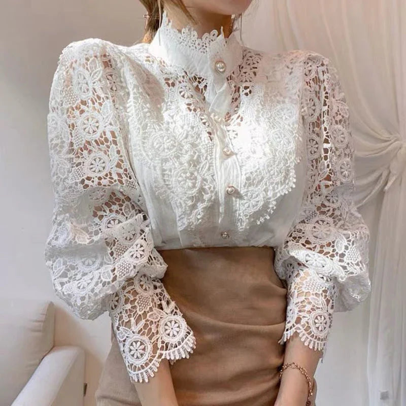 Damenbluse mit Blumenmuster und hohem Ausschnitt