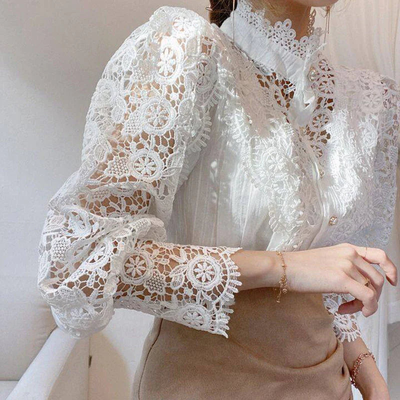 Damenbluse mit Blumenmuster und hohem Ausschnitt