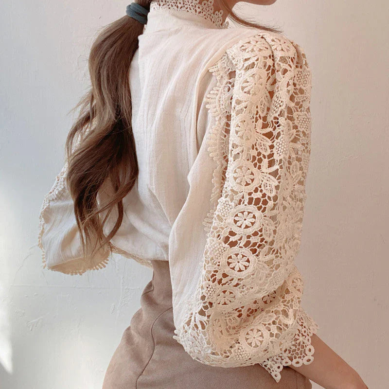 Damenbluse mit Blumenmuster und hohem Ausschnitt