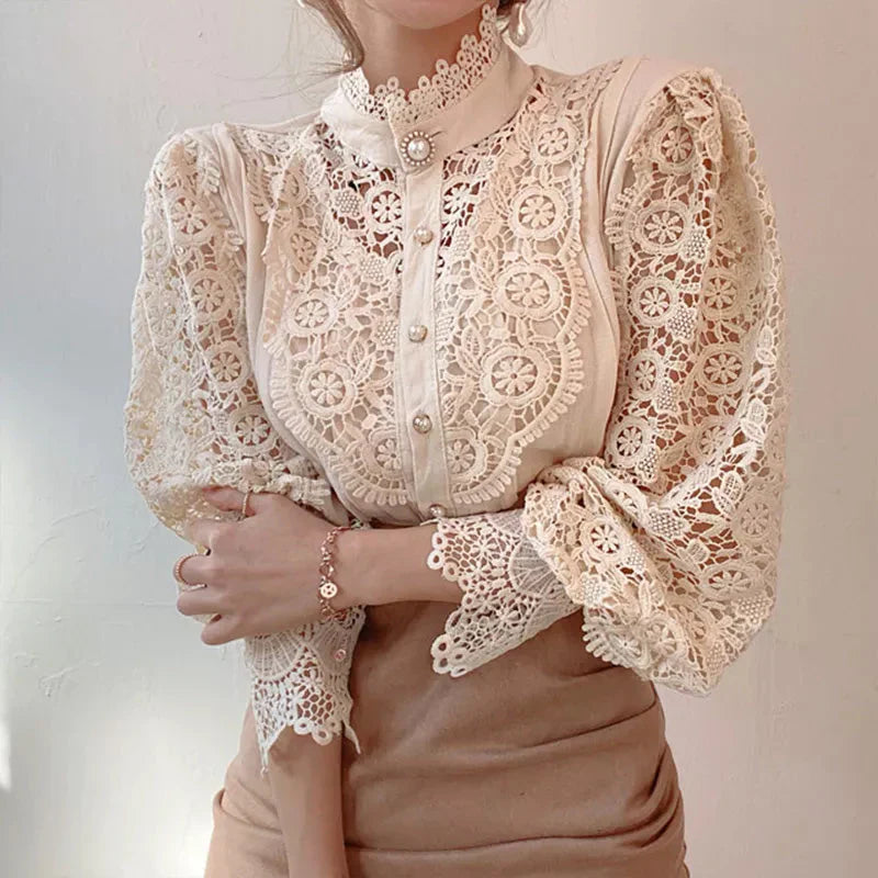 Damenbluse mit Blumenmuster und hohem Ausschnitt
