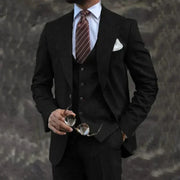 Luxuriöser Herrenanzug, 3-teilig – Blazer, Weste und Hose. Eleganter, formeller und maßgeschneiderter Stil