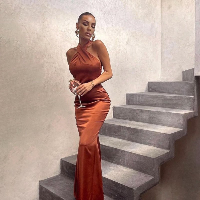 Elegantes Halterneck-Abendkleid aus Satin – Figurbetont & Rückenfrei