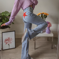 Leichter Denim mit roten Sternen