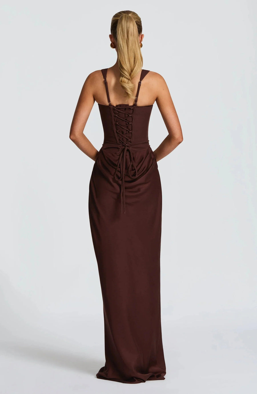 Figurbetontes Damenkleid mit rückenfreiem Schnitt | Langes Abendkleid