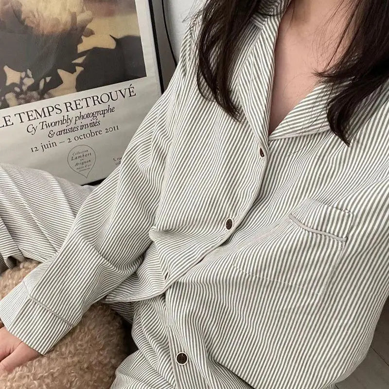 Gestreiftes Pyjama Set mit elegantem Schnitt
