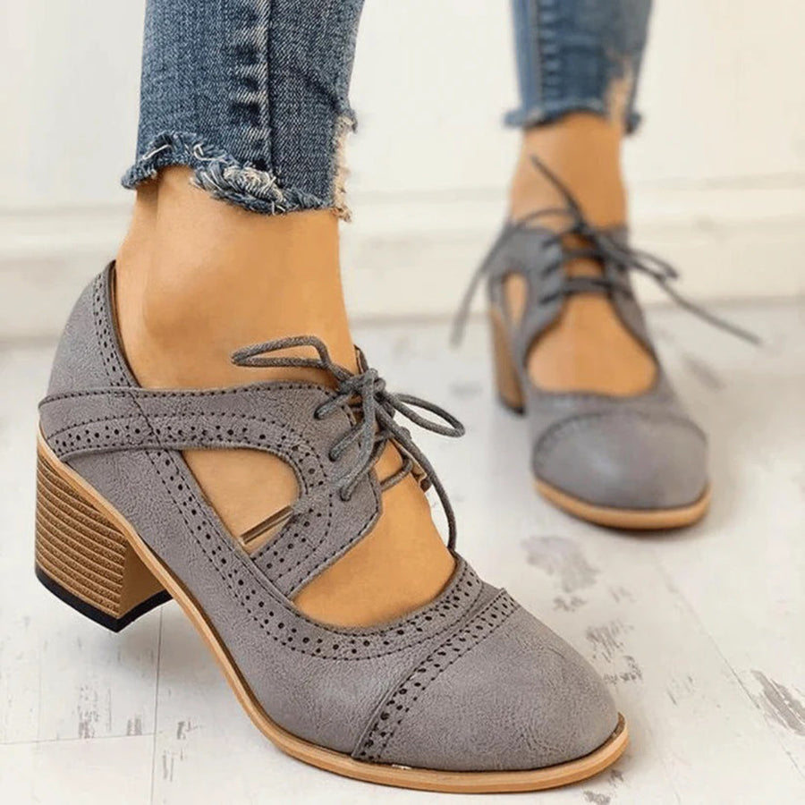 Vegane Sommer-Brogue Heels – Blockabsatz, Perforation, Komfort